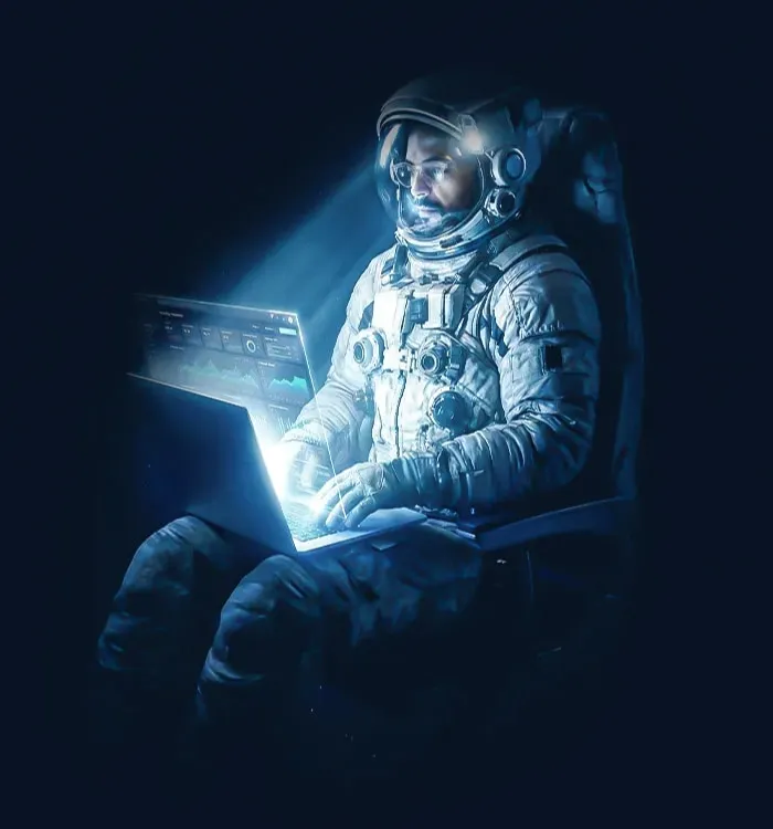 Astronauta analisando um painel de métricas de campanhas no notebook