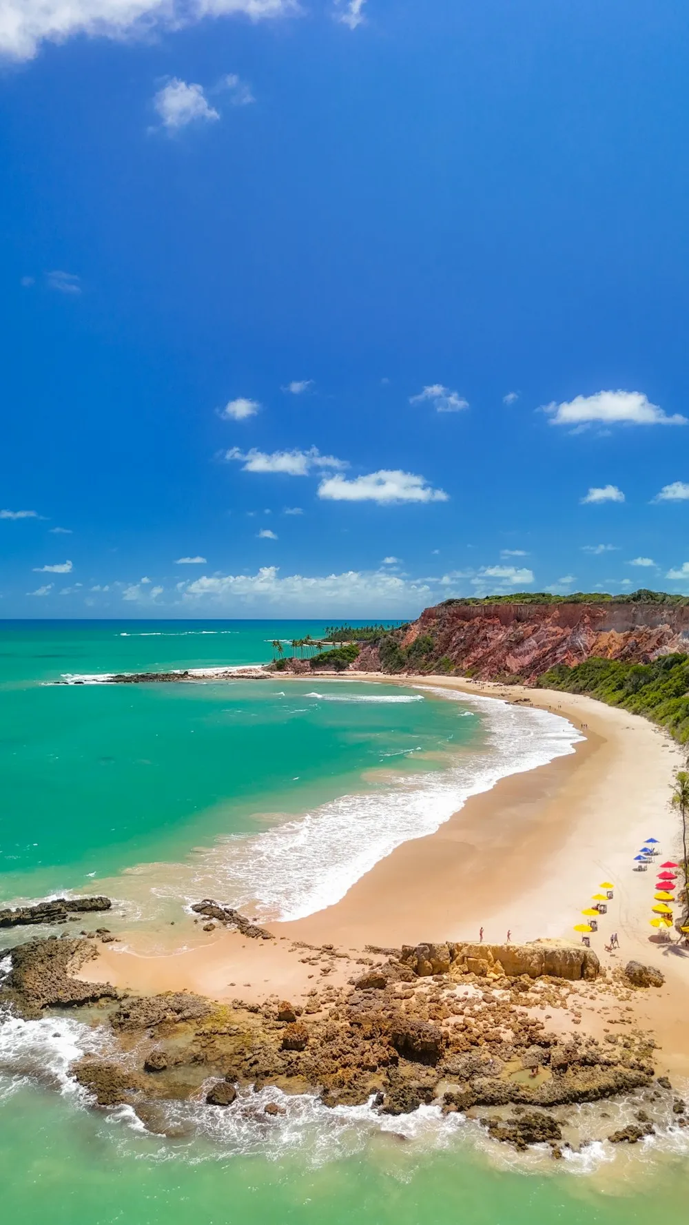Falésias e mar azul do litoral sul da Paraíba