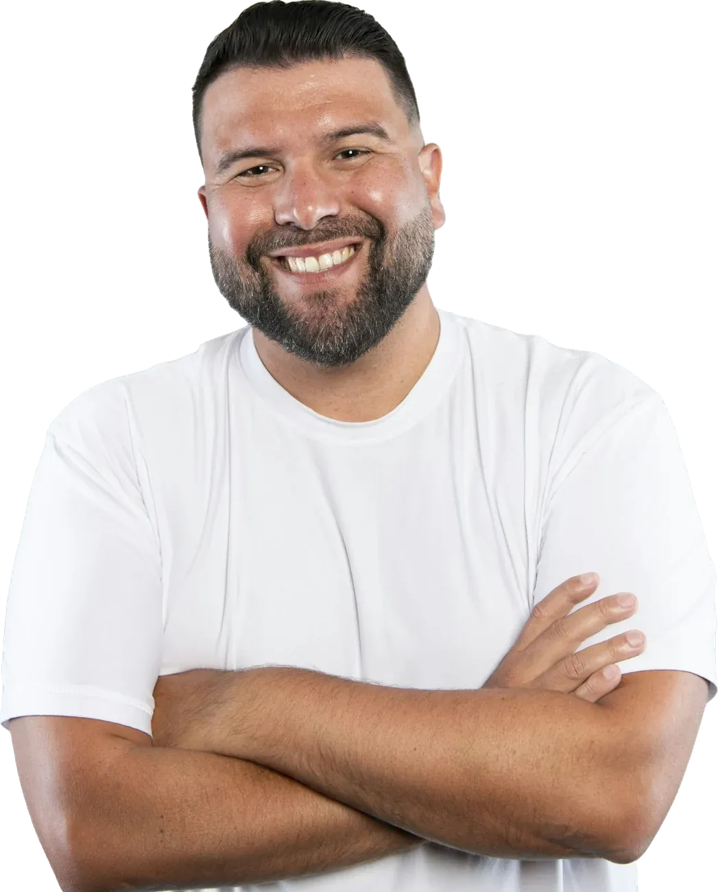 Creator de barba e camiseta branca sorrindo de braços cruzados